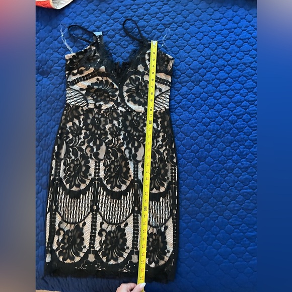 Elegant Black Lace Midi Dress - Picture 15 of 16